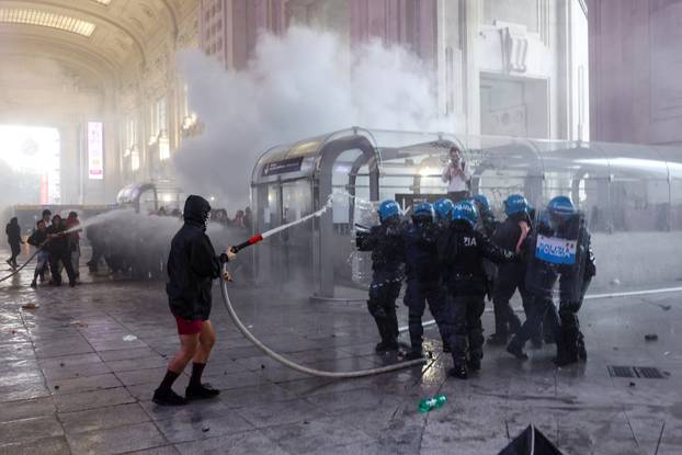 USB union holds nationwide strike, "Let's Block Everything," in solidarity with Gaza, in Milan