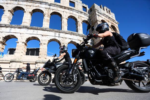 Defile motorista kroz PUlu