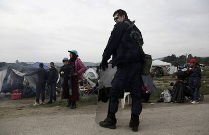 Grčka policija premjestila 1500 migranata iz kampa Idomeni