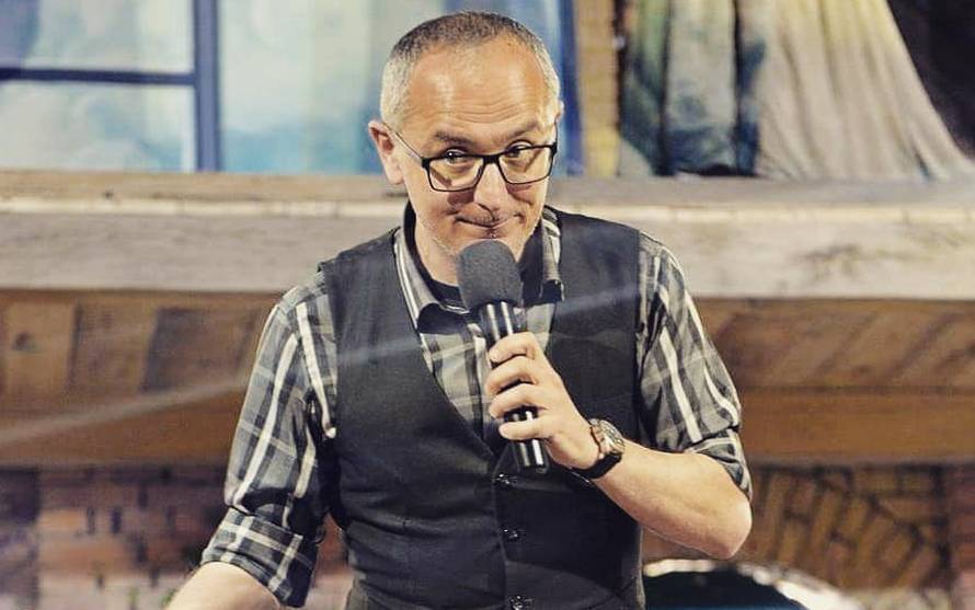 Veteran domaće stand-up scene na regionalnoj turneji kojom će obilježiti 20 godina karijere...