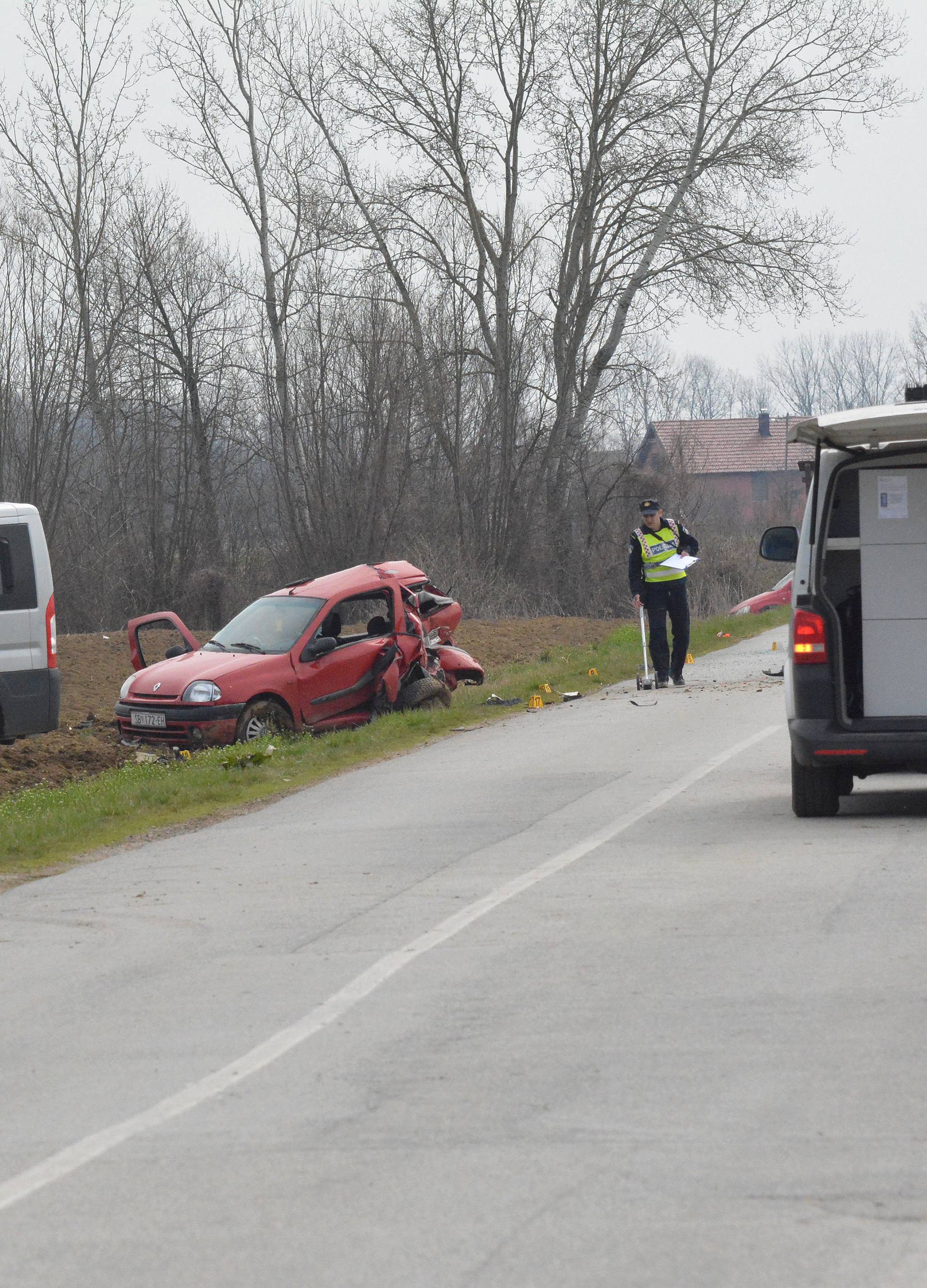 Vozač poginuo,  a Clio smrskan: Pijan kombijem naletio na auto