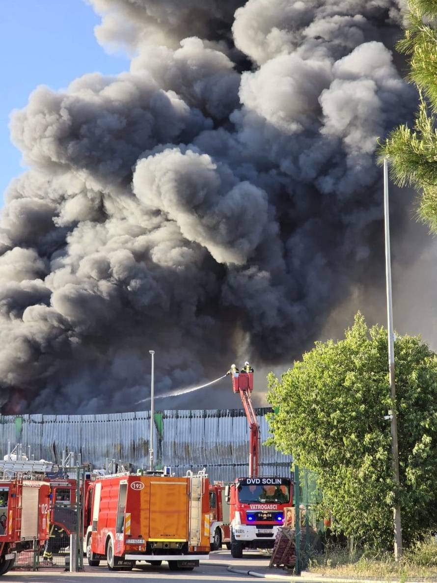 FOTO Požar u Kaštel Sućurcu još nisu proglasili ugašenim, rade na sanaciji. Šteta će biti velika?
