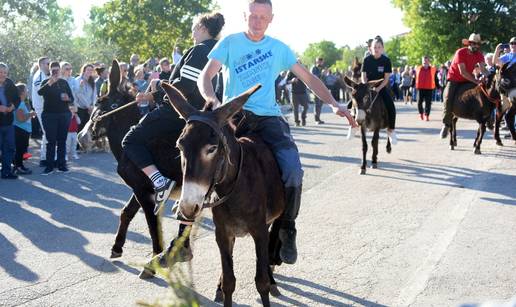 FOTO Prvosvibanjska tradicija koja ne gubi popularnost: Trka na magarcima odu&scaron;evila mnoge