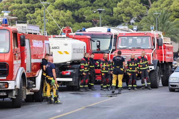 Vatrogasci cijelu noć gasili požar kod Omiša