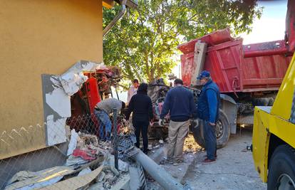 Strava na Kalniku: Kamion se prevrnuo i zabio u zid kuće
