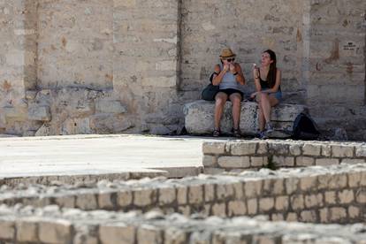 Zadru smeta golišavost u centru grada. A turisti ne slušaju...