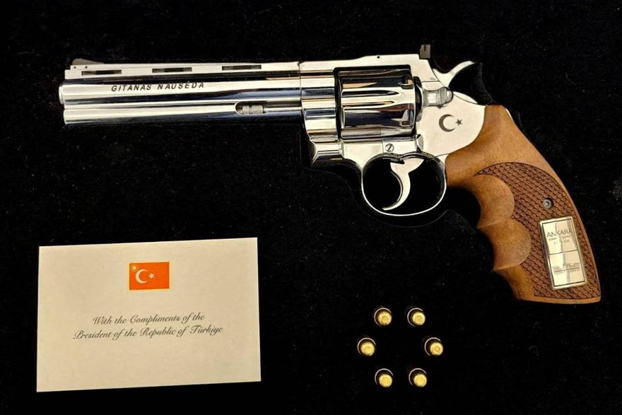 &Ccaron;elnici NATO-a sa summita ku&cacute;i nose rijetke revolvere koje im je darovao turski predsjednik Erdo&gbreve;an
