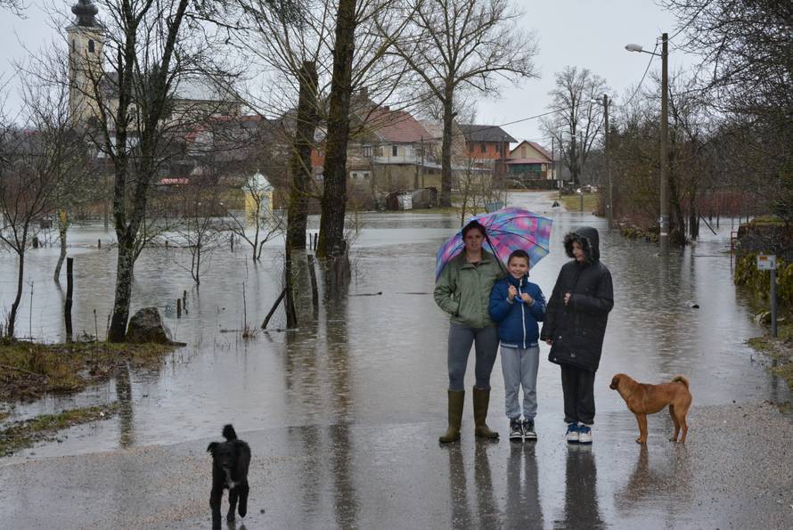 U Petrinji strepe od odrona, u Kosinju po hranu idu čamcima