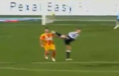 Napadač Udinesea nokautirao braniča zadnjim 'high-kickom'