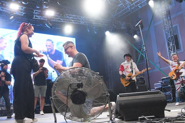 Bjelovar: Neočekivana prosidba na koncertu Plavog orkestra