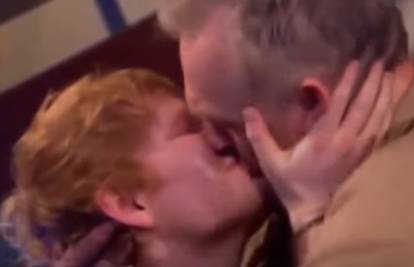 'Daj mi pusu': Ed Sheeran je strastveno poljubio komičara