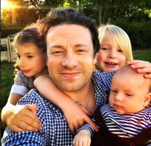 Ponosan: Jamie Oliver objavio fotografiju svoje vesele družine