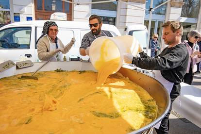 Na pulskoj tržnici  pripremljena je tradicionalna  fritaja od 1500 jaja i 10  kilograma  šparoga