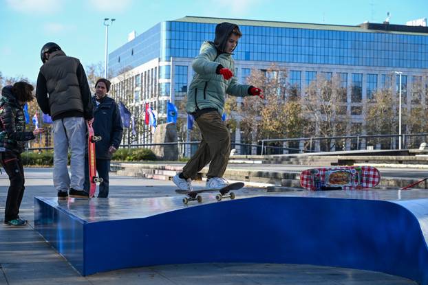 Zagreb: Ispred Muzeja Suvremene Umjetnosti postavljena skate skulptura "skate spot"