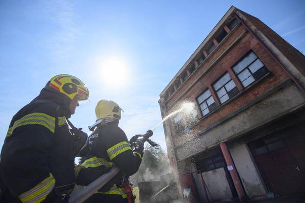 Zagreb: Demonstracija suradnje vatrogasne postrojbe i robotskog psa Unitree Go2 