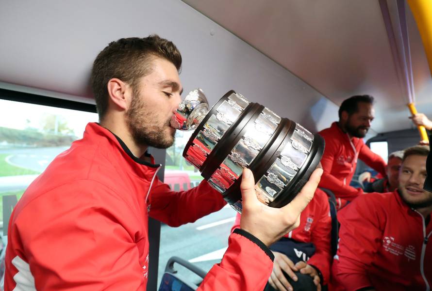 Pogledajte video iz busa: Čilić, Ćorić i društvo pili iz 'salatare