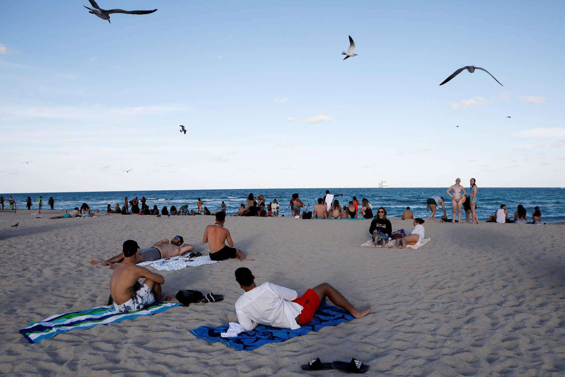 Despite COVID risks, spring breakers flock to South Florida