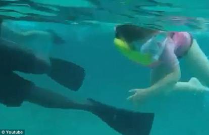 Roditelji dozvolili kćeri (5) da pliva okružena morskim psima 
