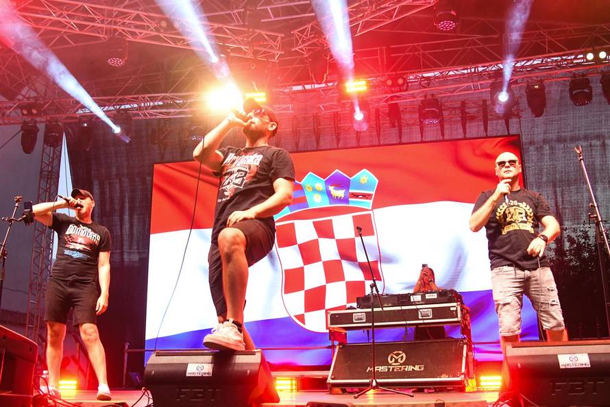Bjelovar: Zaprešić Boysi zagrijavaju navijačku atmosferu  uoči utakmice Hrvatska - Engleska
