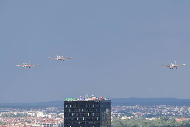 Zagreb: Prelet helikoptera i zrakoplova  tijekom svečanog obilježavanja 30. obljetnice VRO Oluja