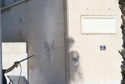 Split: Uklanjaju se grafiti koji su osvanuli na zgradi Gradskog poglavarstva