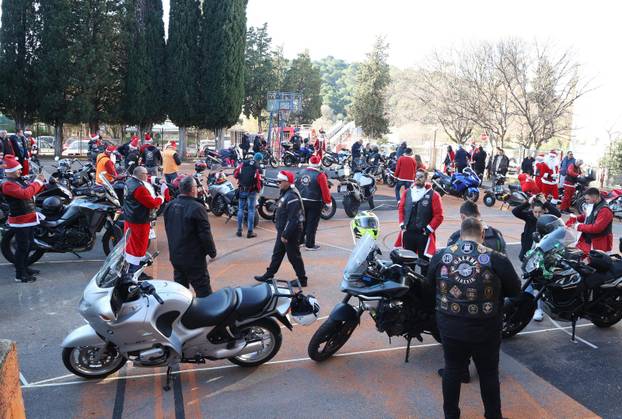 Šibenik:  Motomrazovi tradicionalno u predboži?no vrijeme darivali Centar za odgoj i obrazovanje Šubi?evac
