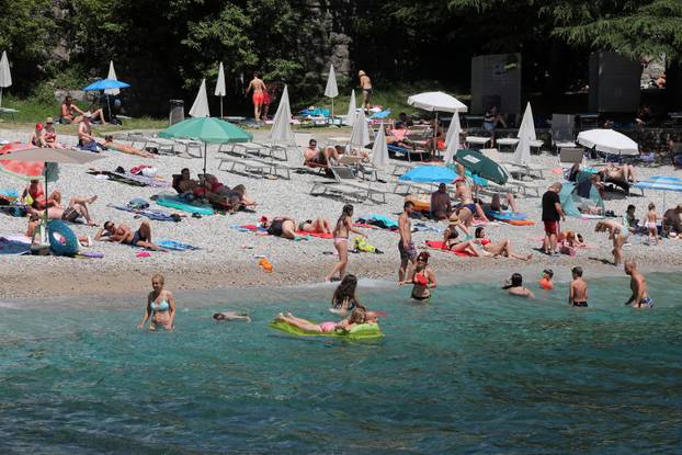Lovran: Kupači na plaži Peharovo