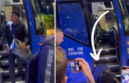 VIDEO Nogometaš Intera se uoči finala Lige prvaka poskliznuo na izlasku iz autobusa: 'Penal!'