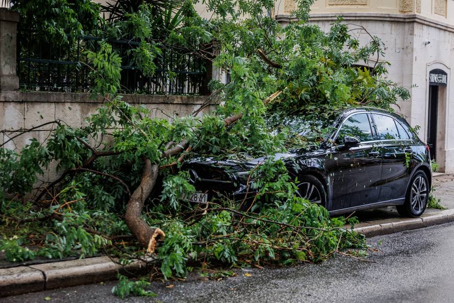 Nevrijeme poharalo Split, vatrogasci imaju pune ruke posla