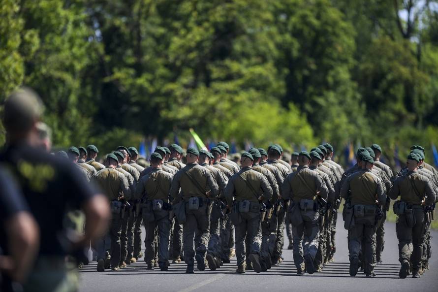 Velika Gorica: Uvježbavanje pješačkih postroja Hrvatske vojske za svečani vojni mimohod