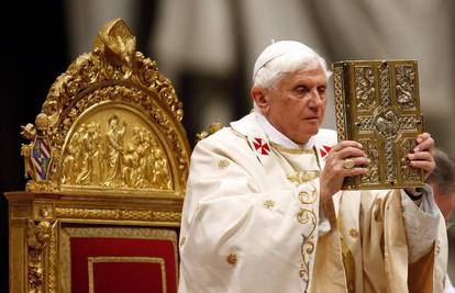 Papa Benedikt XVI ušao u džamiju, a nije izuo cipele 