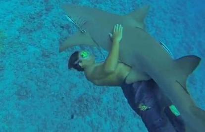 Zagrlio morskog psa i s njime plivao na Bora Bori