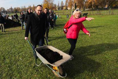 FOTO Tomašević u akciji: Uzeo lopatu i zasukao rukave pa građanima dijelio kompost