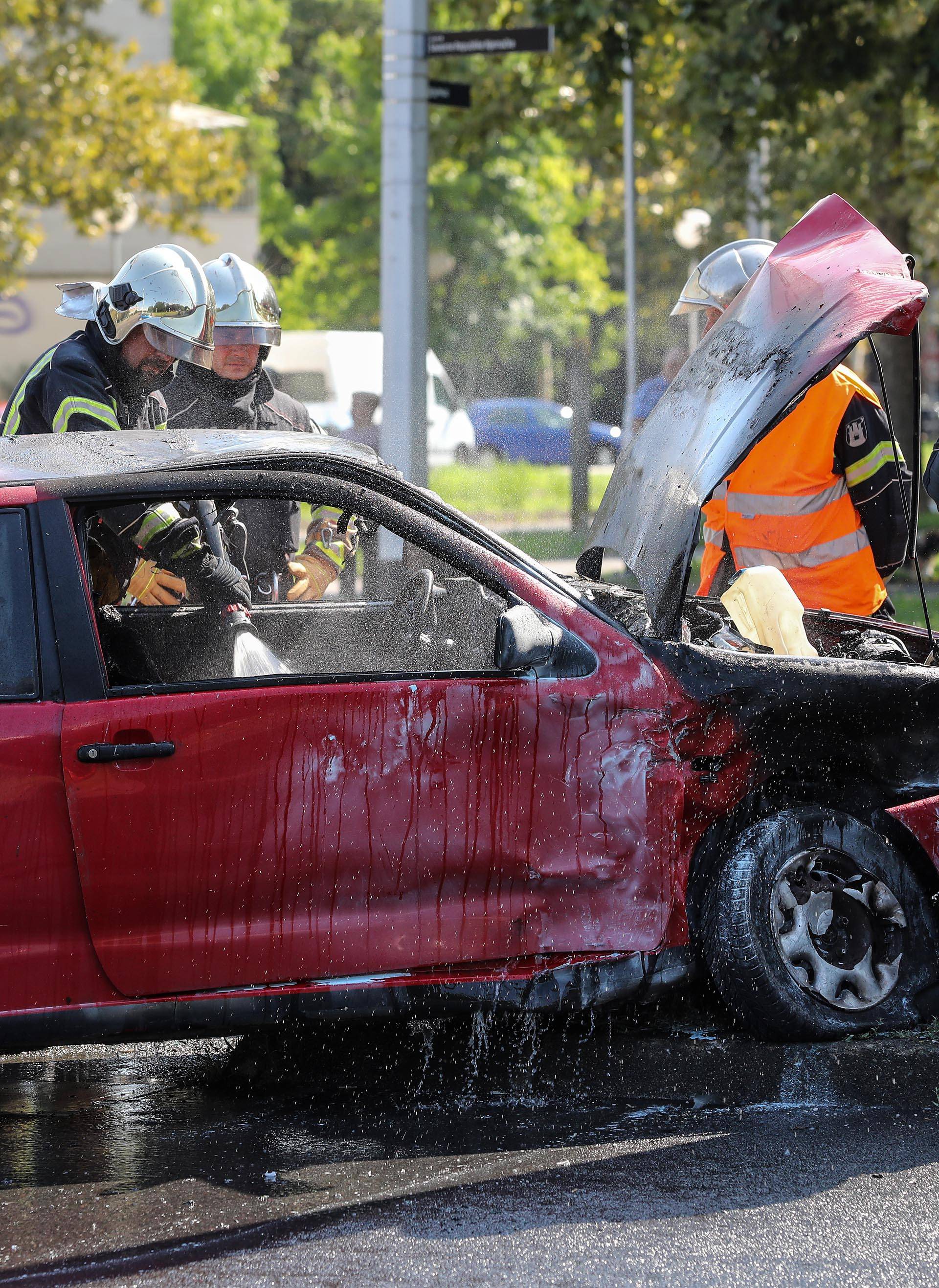 Teška prometna u Dugavama: Auto se zapalio nakon sudara