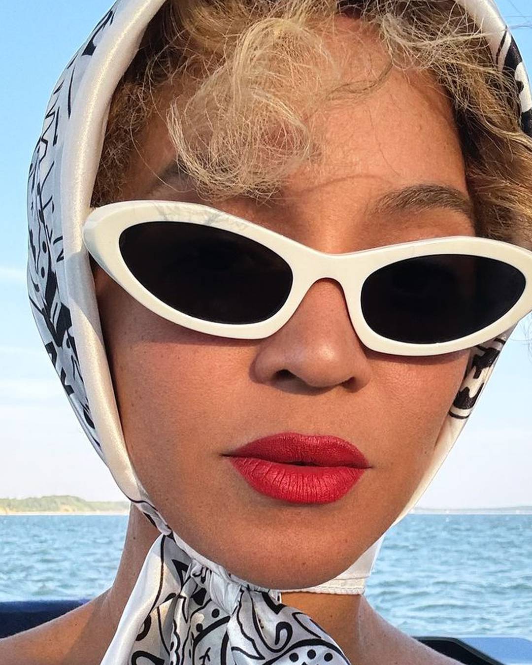 I na jahtu ide sređena! Beyonce pokazala svoje obline u haljinici