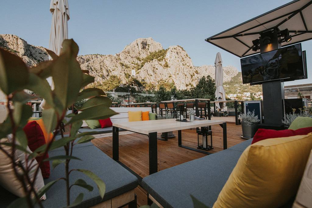 Rooftop bar Eol u Omišu – spoj suvremenosti i tradicije