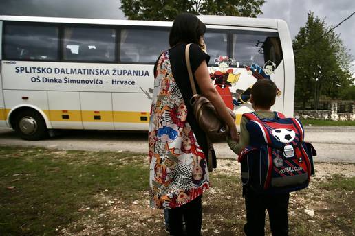 Nikola iz zaseoka Jukići na cesti gleda kako školski bus prolazi. U školu ga zato voze susjedi...