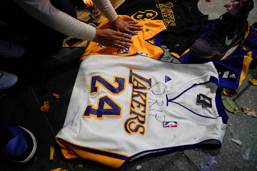 Rijeke navijača odaju počast Kobeju ispred njegova Staplesa