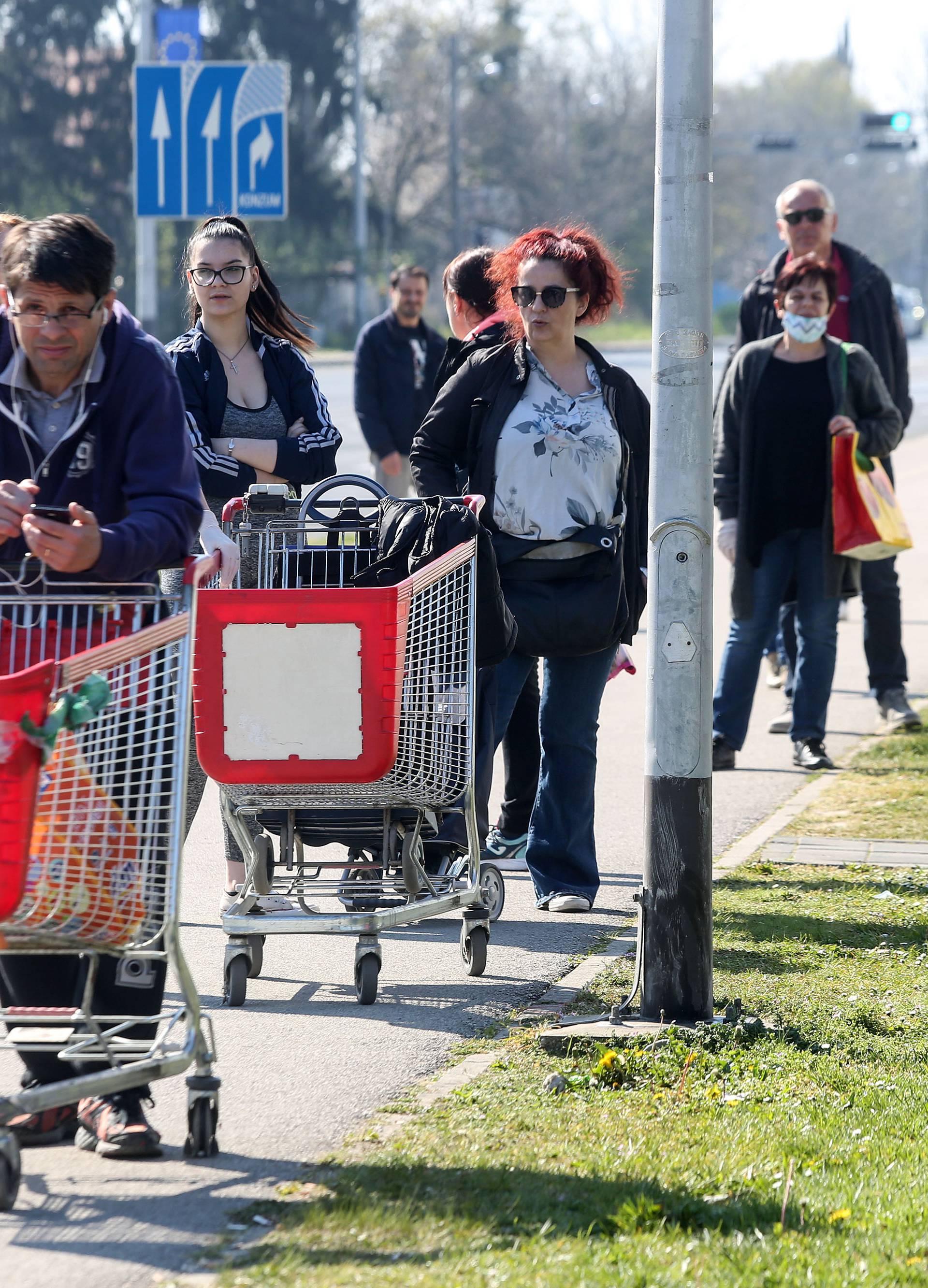 Zagreb: Dugačak red na ulazak u dućan kako bi obavili kupovinu prije blagdana Uskrsa