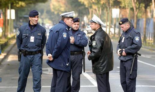 Autostoper bacio vozačev novčanik kroz prozor auta