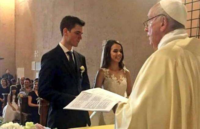 Svi su bili u čudu: Papa Franjo vjenčao mladi par u Vatikanu