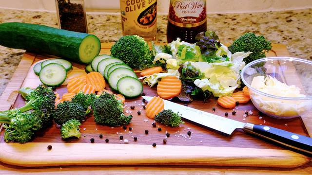 Deset trikova kako brzo izrezati, isjeckati i oguliti povrće i voće