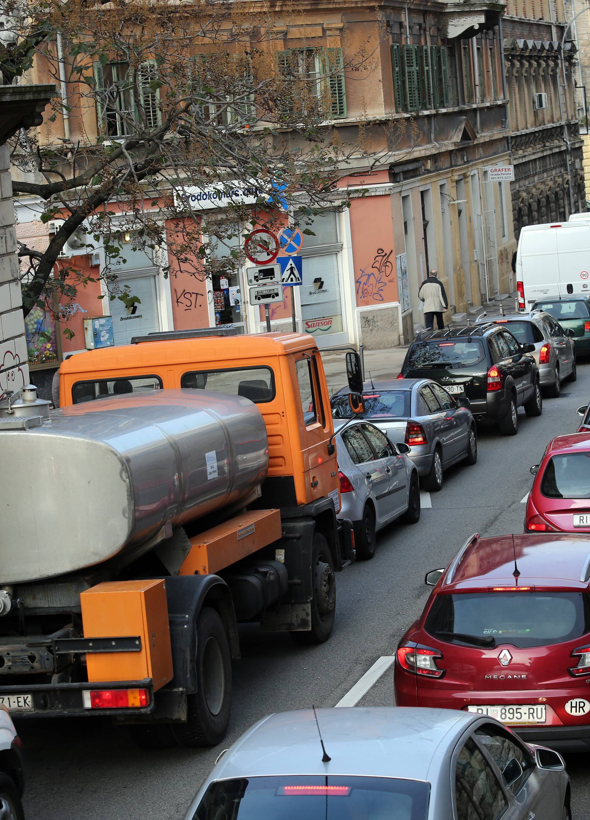 Rijeka: GuÅ¾va u prometu zbog zatvorene AdamiÄeve ulice nakon uruÅ¡avanja skele