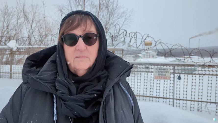 Navalny's mother demands Putin hand over her son's body