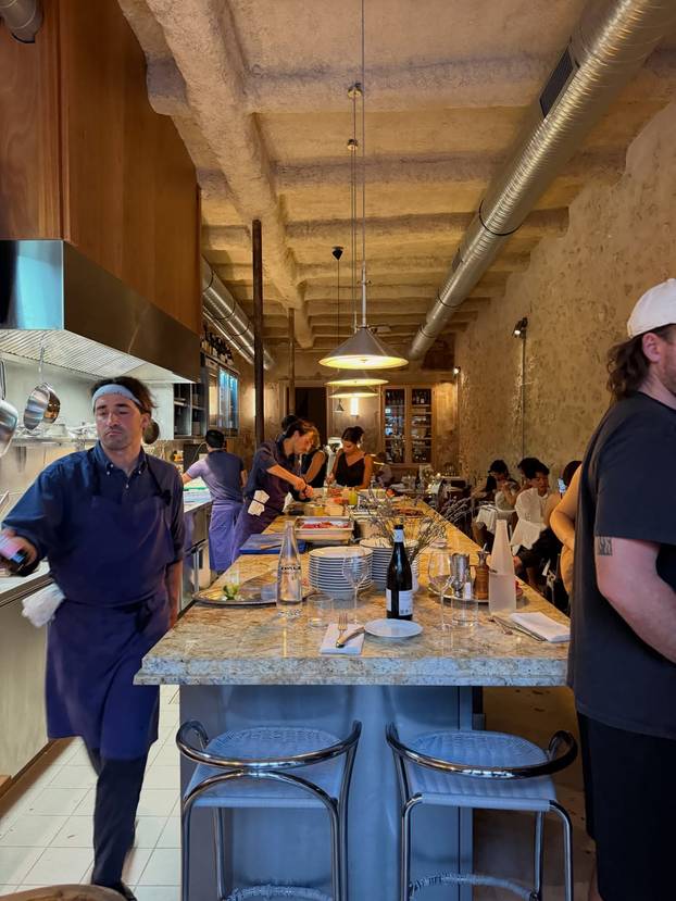 FOTO Sve nosi bez grudnjaka! Australka Eliza je cijela prirodna, kaže da voli slobodu