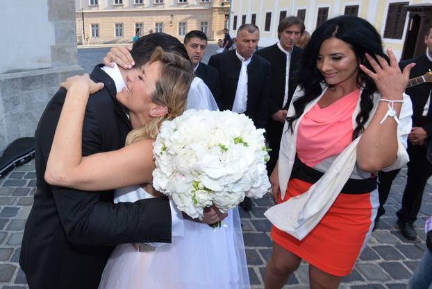 ARHIVA - 2015. Zagreb: Emotivni susret Antonije Bla?e i Hrvoja Brle?i?a uo?i njihova vjen?anja