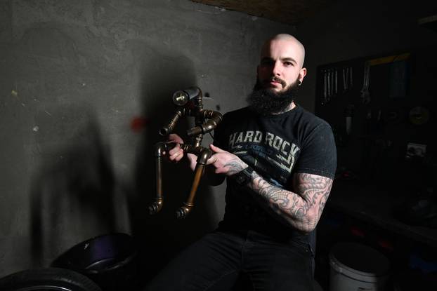 Karlo iz Koprivnice izrađuje zanimljive ukrase i skulpture od dijelova automobila i motora