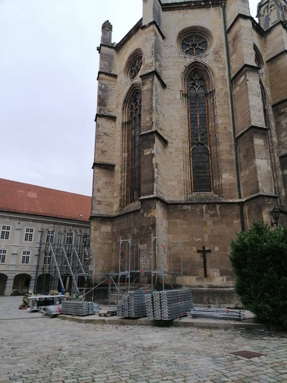 Postavljaju se skele oko zagrebačke Katedrale: Treba uviditi još sva oštećenja
