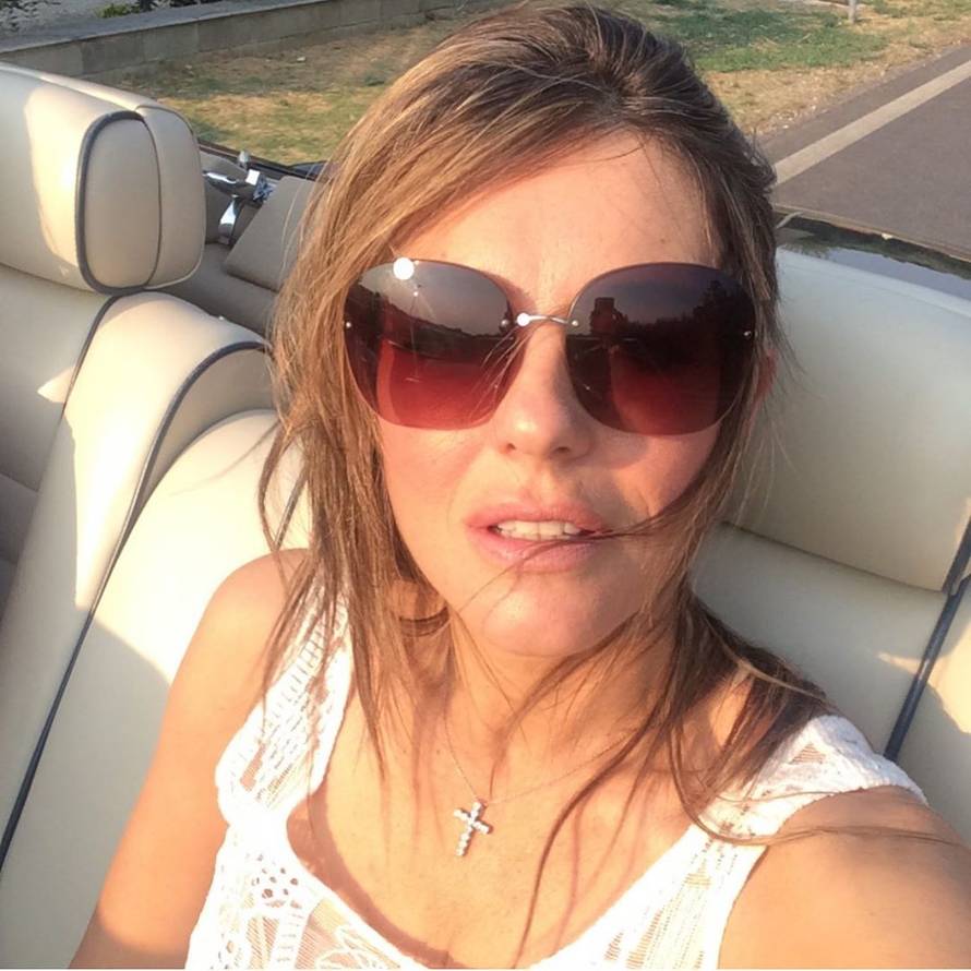 Liz pozira u bikiniju, a svi se smiju 'čudnoj' sjeni na trbuhu