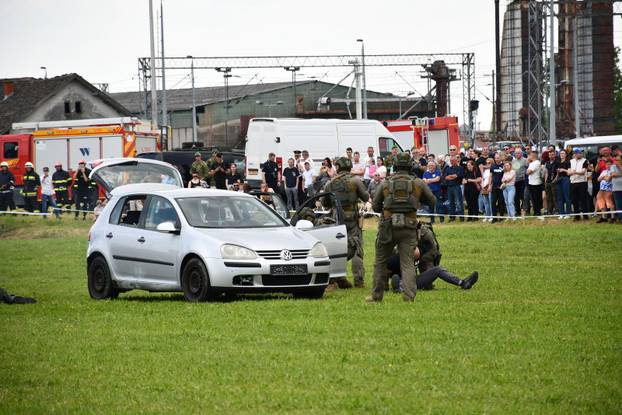 FOTO Pogledajte vježbe HV-a i policije u Okučanima: Borbe, eksplozija i skok padobranom!